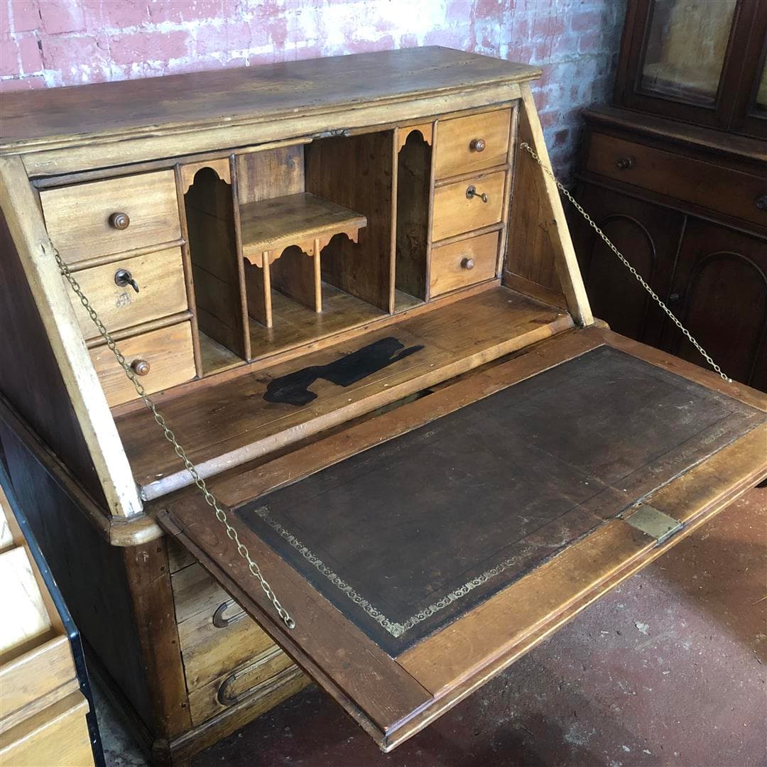 Desks and bureaux
