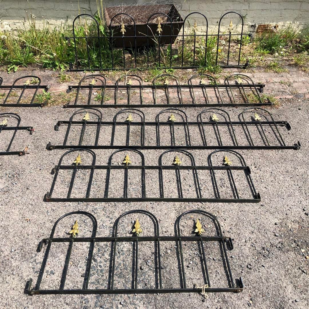 Low garden railings approx 12m long and tall gate in steel